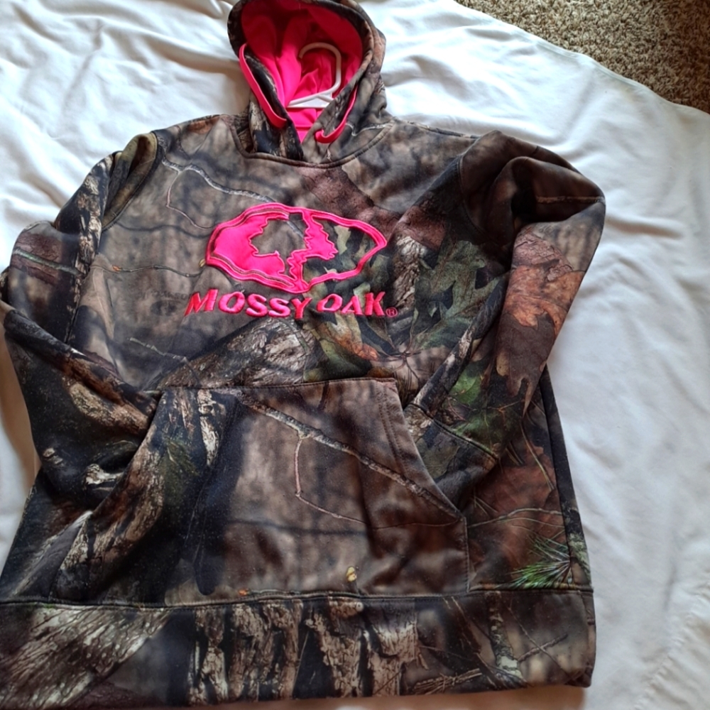 Mossy oak size small clean pink accent. Hunting
